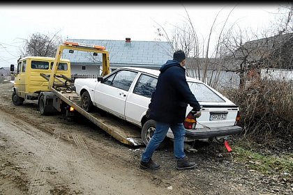 Sute de mașini abandonate în municipiul Suceava, ridicate