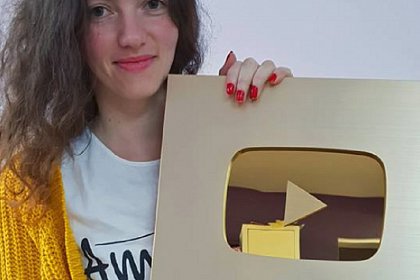 O tânără din Suceava câştigă peste 50.000 de dolari lunar, cu YouTube