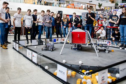 Spectacol cu roboți creați de liceeni, sâmbătă, la Iulius Mall