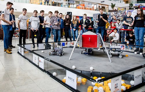 Spectacol cu roboți creați de liceeni, sâmbătă, la Iulius Mall