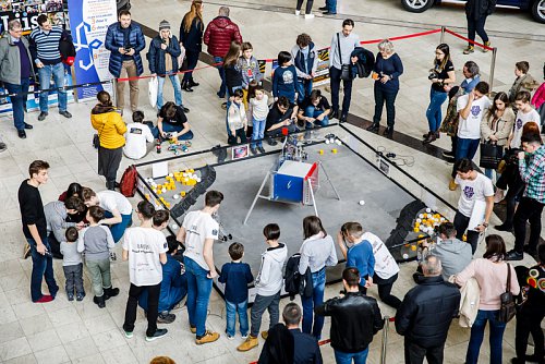 Spectacol cu roboți creați de liceeni, sâmbătă, la Iulius Mall