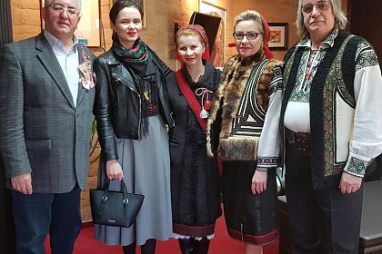Primarul Sucevei, „decorat” cu zeci de mărțișoare,de doamnele din Bucovina