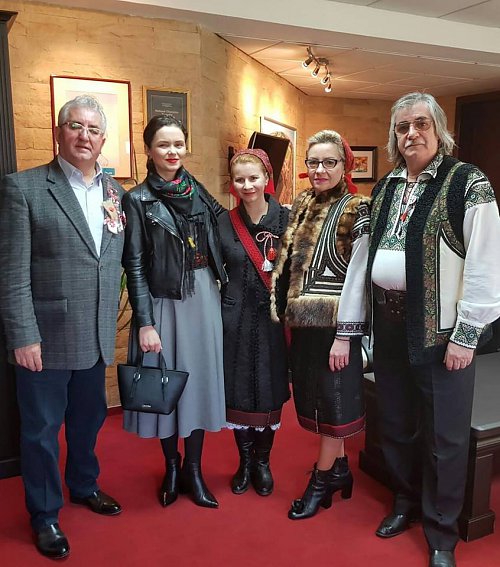 Primarul Sucevei, „decorat” cu zeci de mărțișoare,de doamnele din Bucovina