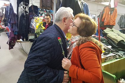 Mii de flori împărțite de Ion Lungu doamnelor și domnișoarelor, de 8 Martie