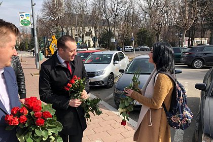 Viceprimarii Sucevei au oferit mii de flori doamnelor și domnișoarelor, de 8 Martie