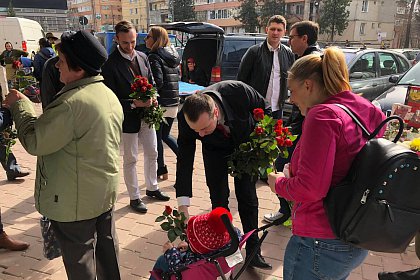 Viceprimarii Sucevei au oferit mii de flori doamnelor și domnișoarelor, de 8 Martie