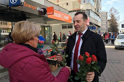 Viceprimarii Sucevei au oferit mii de flori doamnelor și domnișoarelor, de 8 Martie