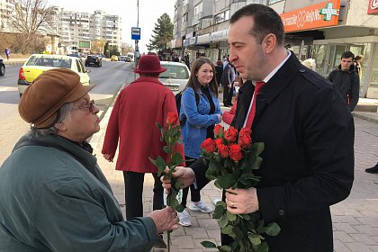 Viceprimarii Sucevei au oferit mii de flori doamnelor și domnișoarelor, de 8 Martie