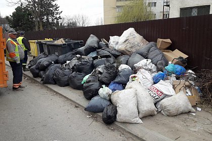 Amendă de 2500 de lei pentru o firmă care a aruncat cartoane nepliate la gunoi