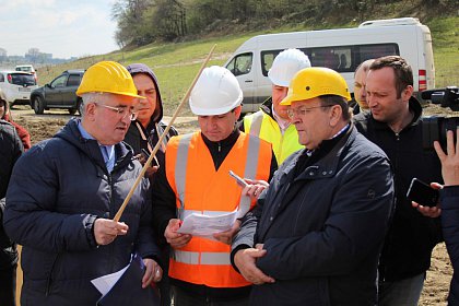 Lucrările de construire a unui nou pod peste râul Suceava, demarate luni