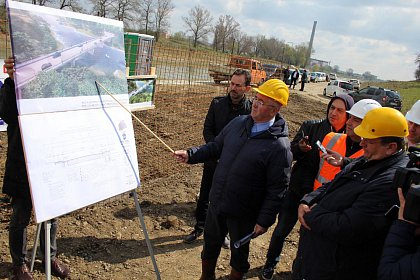 Lucrările de construire a unui nou pod peste râul Suceava, demarate luni