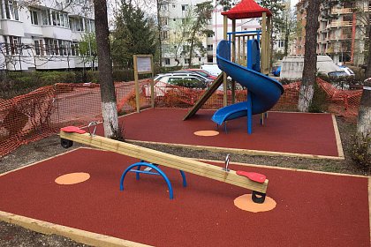 Opt locuri de joacă modernizate, date în folosință de azi, în Suceava