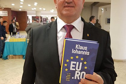 Ion Lungu, alături de Klaus Iohannis la lansarea celei de-a treia cărți