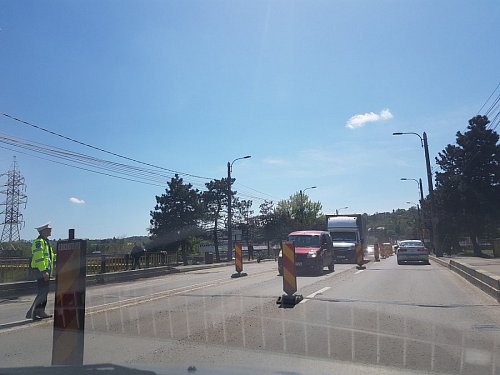 Trafic de coșmar în tot municipiul Suceava, după blocarea a două benzi pe podul de la Bazar