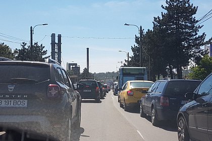 Trafic de coșmar în tot municipiul Suceava, după blocarea a două benzi pe podul de la Bazar