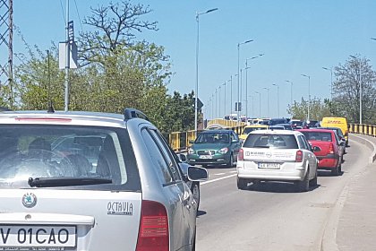 Trafic de coșmar în tot municipiul Suceava, după blocarea a două benzi pe podul de la Bazar