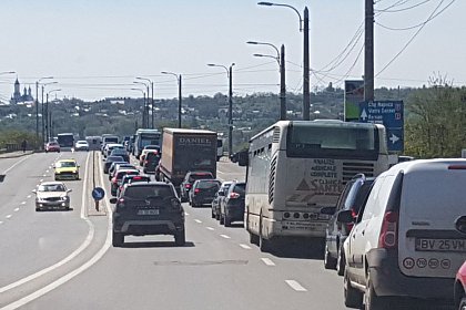 Trafic de coșmar în tot municipiul Suceava, după blocarea a două benzi pe podul de la Bazar