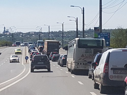 Trafic de coșmar în tot municipiul Suceava, după blocarea a două benzi pe podul de la Bazar