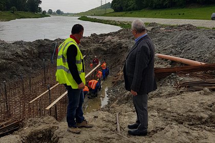 Lucrările la noul pod peste apa Sucevei, verificate în teren