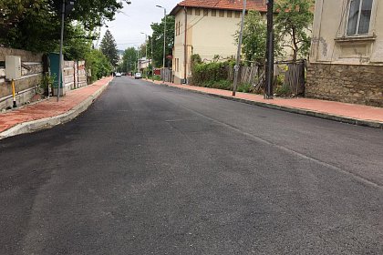 Lucrări de asfaltare, derulate simultan în numeroase zone din Suceava