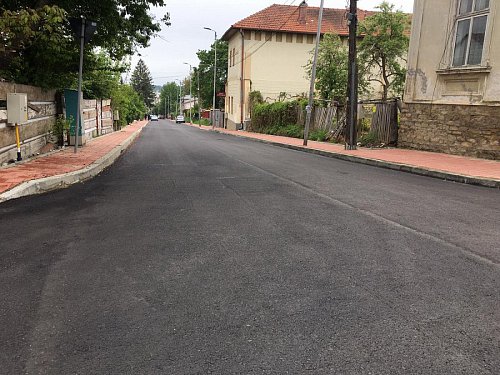 Lucrări de asfaltare, derulate simultan în numeroase zone din Suceava