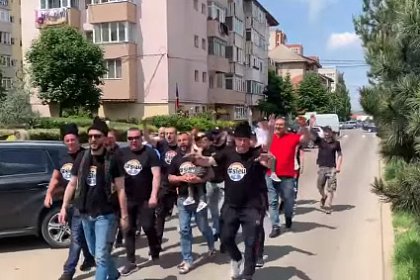 Provocarea lansată duminică de Ștefan Mandachi, cu cușmă, bundiță și un grup de prieteni (Video)