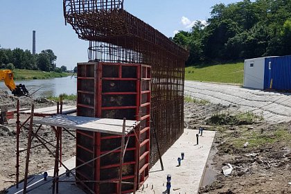 Grinzi de 24 de metri lungime, pentru Podul Unirii, aduse joi la Suceava