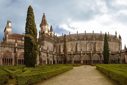 Piese din colecţia de arheologie a Muzeului Bucovinei expuse la celebra Mănăstire Batalha, în Portugalia