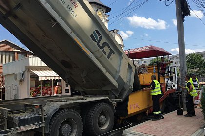 Lucrările de reabilitare stradală continuă în forță în numeroase zone din municipiul Suceava