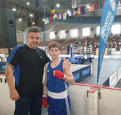 Antrenorul de box Andu Vornicu şi medaliatul cu argint la europenele de box juniori, Cristinel Măzăreanu