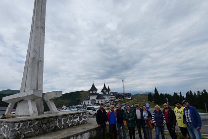 Creații hazlii și fantastice, realizate în Poiana Dacilor, la cea de-a 15-a ediție a taberei meșterilor populari și pictorilor naivi