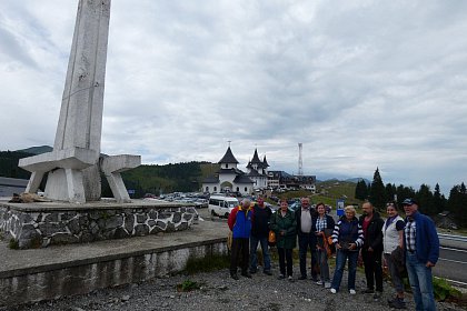 Creații hazlii și fantastice, realizate în Poiana Dacilor, la cea de-a 15-a ediție a taberei meșterilor populari și pictorilor naivi