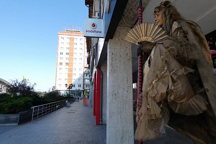 Statui vii și levitante, cu personaje medievale, pe străzile Sucevei