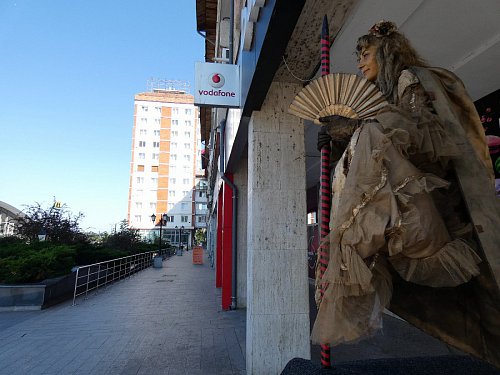 Statui vii și levitante, cu personaje medievale, pe străzile Sucevei
