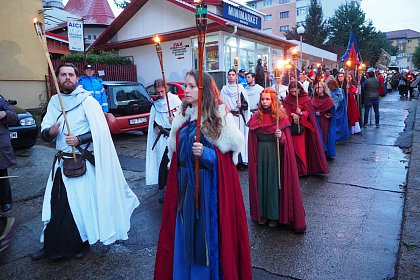 Cea mai mare paradă medievală din România are loc astăzi, pe străzile Sucevei