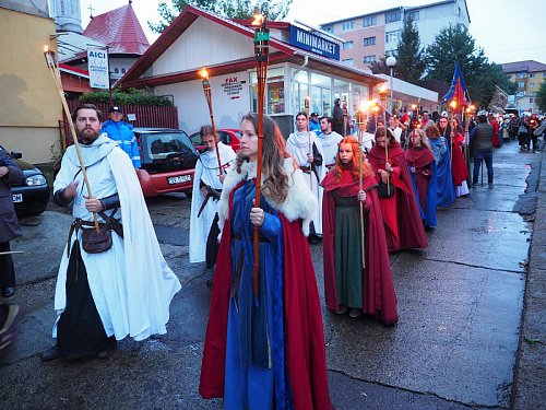 Cea mai mare paradă medievală din România are loc astăzi, pe străzile Sucevei