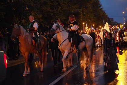 Cea mai mare paradă medievală din România are loc astăzi, pe străzile Sucevei