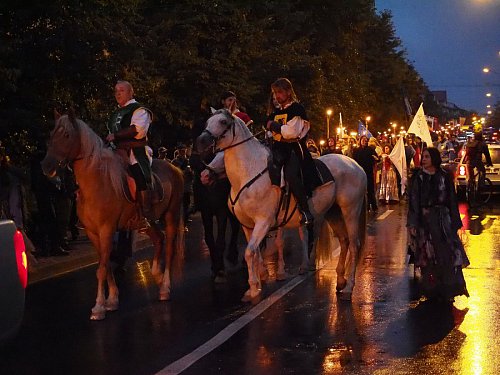 Cea mai mare paradă medievală din România are loc astăzi, pe străzile Sucevei