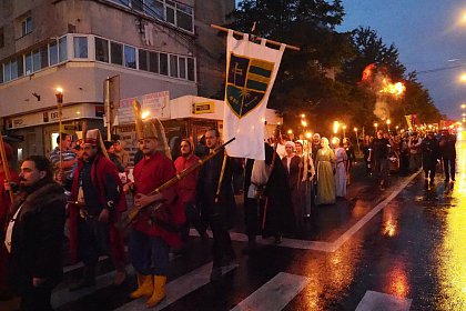 Cea mai mare paradă medievală din România are loc astăzi, pe străzile Sucevei