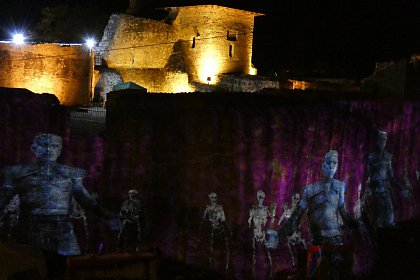 Dragoni, monștri și scene de luptă din „Game of Thrones” pe zidurile Cetății Sucevei