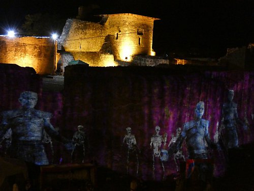 Dragoni, monștri și scene de luptă din „Game of Thrones” pe zidurile Cetății Sucevei