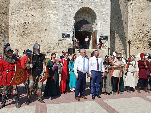 Salutul Cetății de Scaun a Sucevei, transmis de Ion Lungu la debutul Festivalului de Artă Medievală din Soroca
