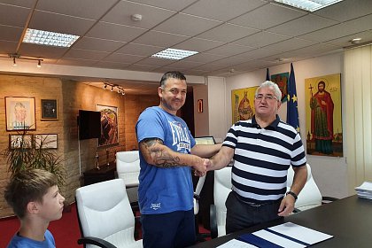 Vicecampionul european la box juniori și antrenorul său, premiați cu 12.000 de lei de Primăria Suceava