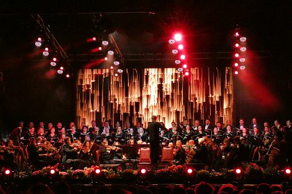 „Simfonii de toamnă”, ediţia a VIII-a, spectacol extraordinar cu muzică de calitate, dansuri, lasere și artificii (Foto)