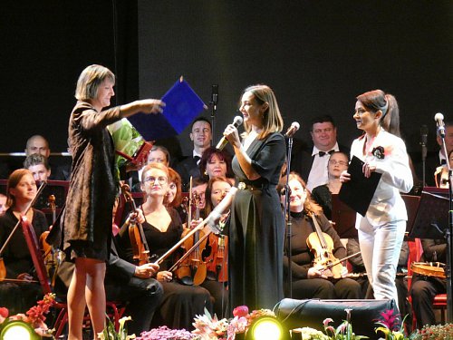 Diplomă de excelență și plachetă oferită de Primăria Suceava, pe scena „Simfoniilor de Toamnă”, Filarmonicii Naționale din Chișinău