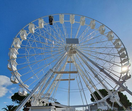 Roată panoramică precum cea din orasul Olbia din Sardinia