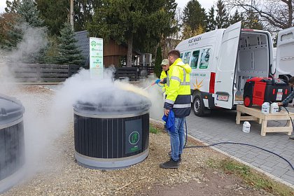 Containerele de gunoi din Suceava, igienizate periodic, inclusiv cu abur fierbinte (Foto - Video)