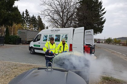 Containerele de gunoi din Suceava, igienizate periodic, inclusiv cu abur fierbinte (Foto - Video)