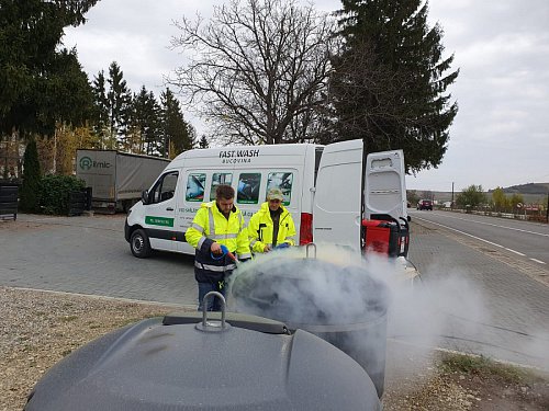 Containerele de gunoi din Suceava, igienizate periodic, inclusiv cu abur fierbinte (Foto - Video)