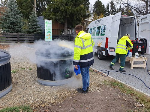 Containerele de gunoi din Suceava, igienizate periodic, inclusiv cu abur fierbinte (Foto - Video)